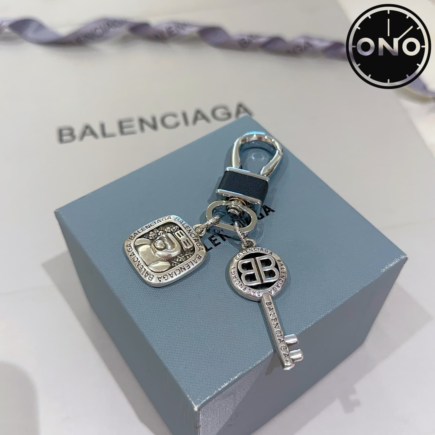 balenciaga-clasp_84_1.jpg