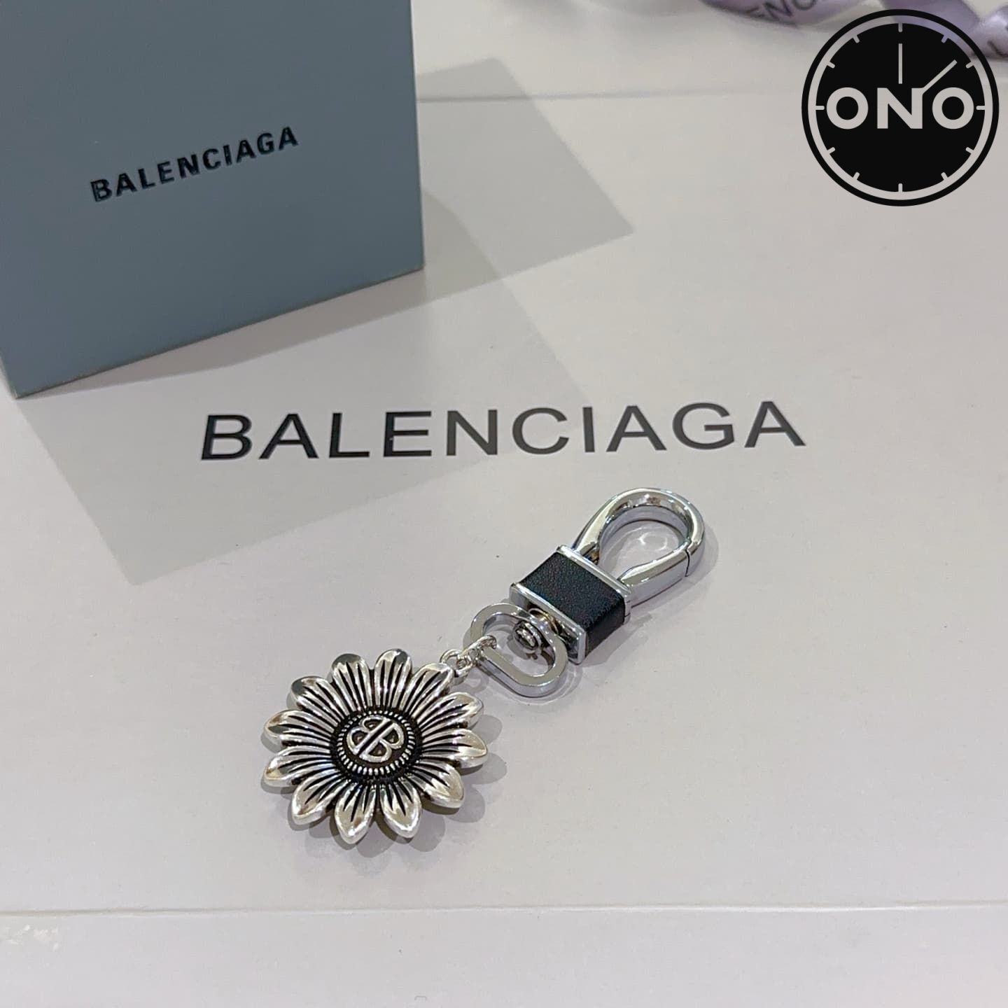 balenciaga-clasp_82_4.jpg
