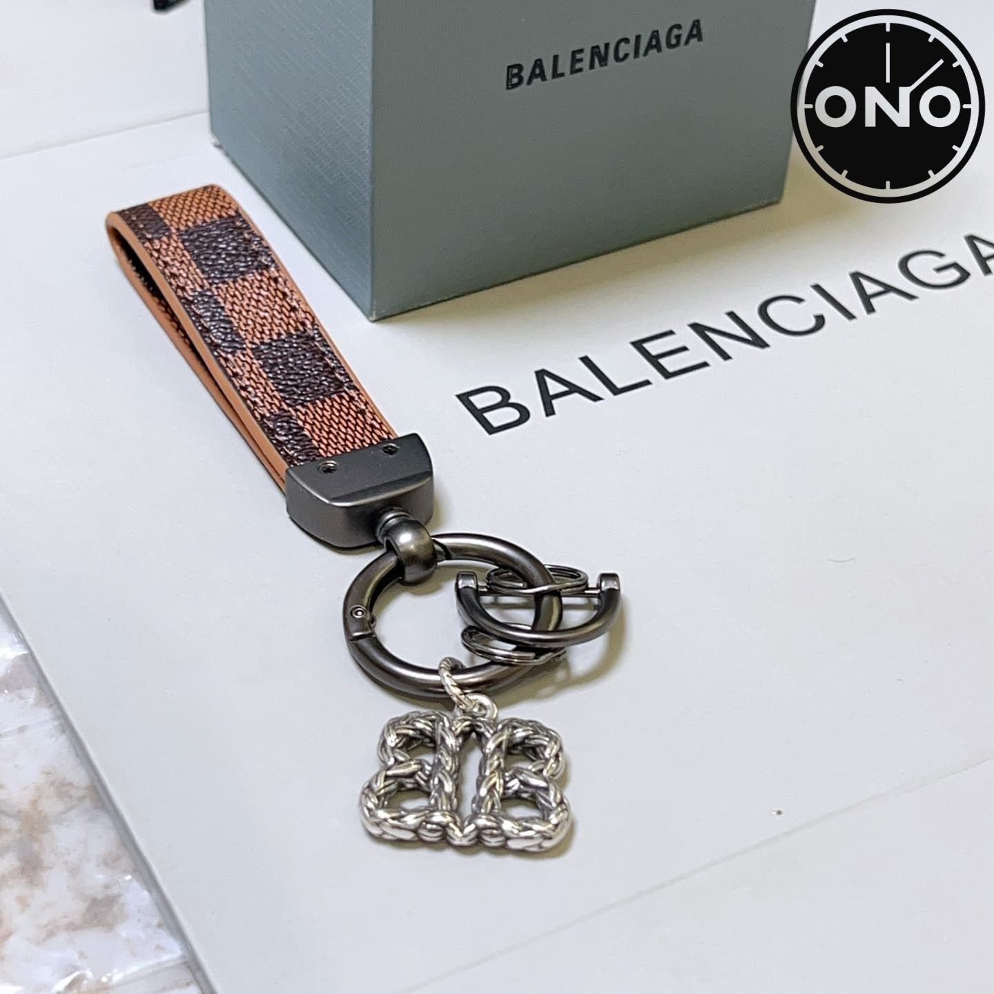 balenciaga-clasp_92_1.jpg
