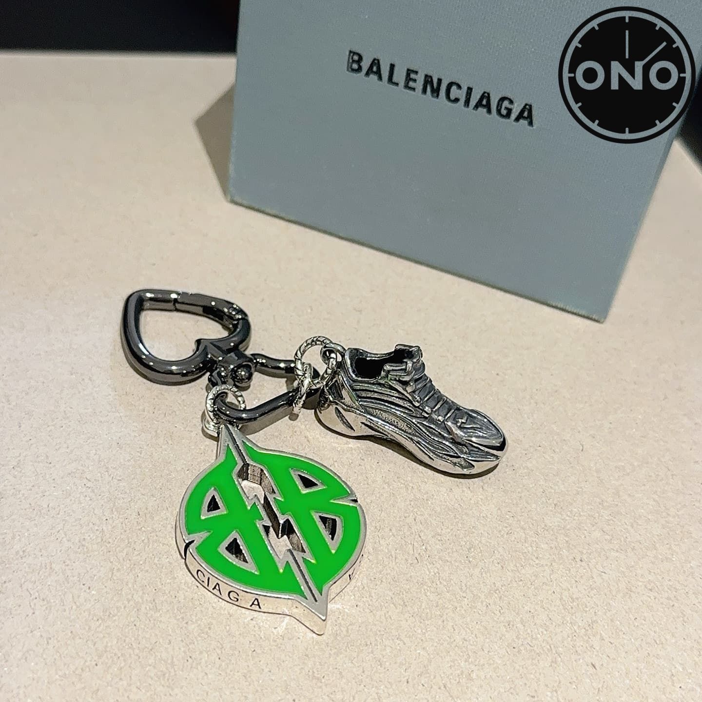 balenciaga-clasp_35_4.jpg