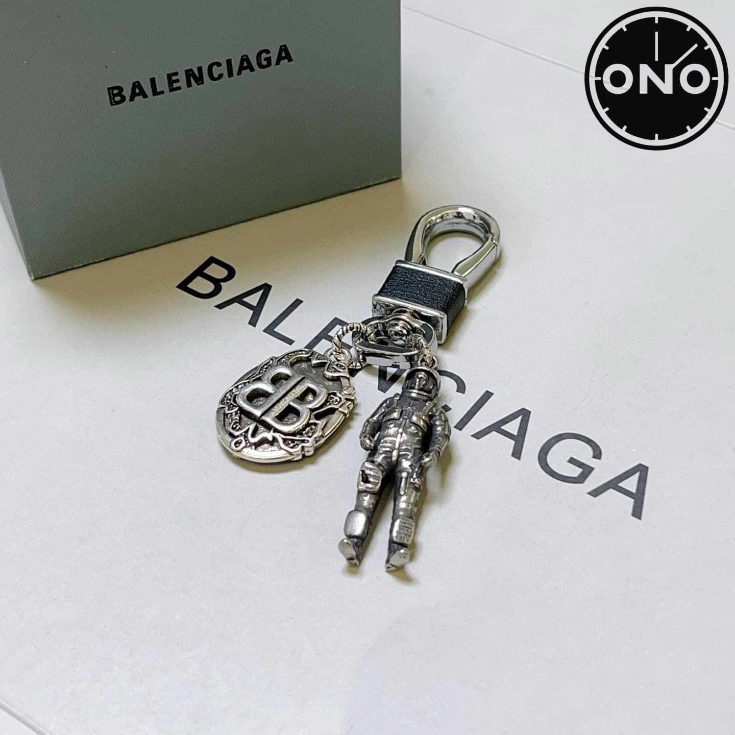 balenciaga-clasp_48_2.jpg