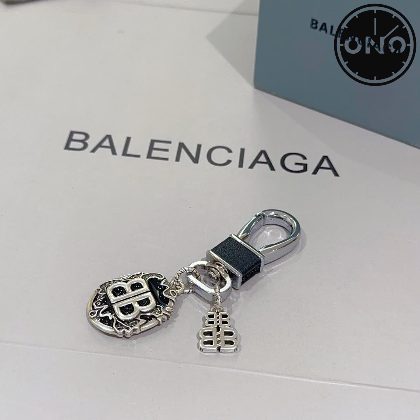 balenciaga-clasp_83_2.jpg