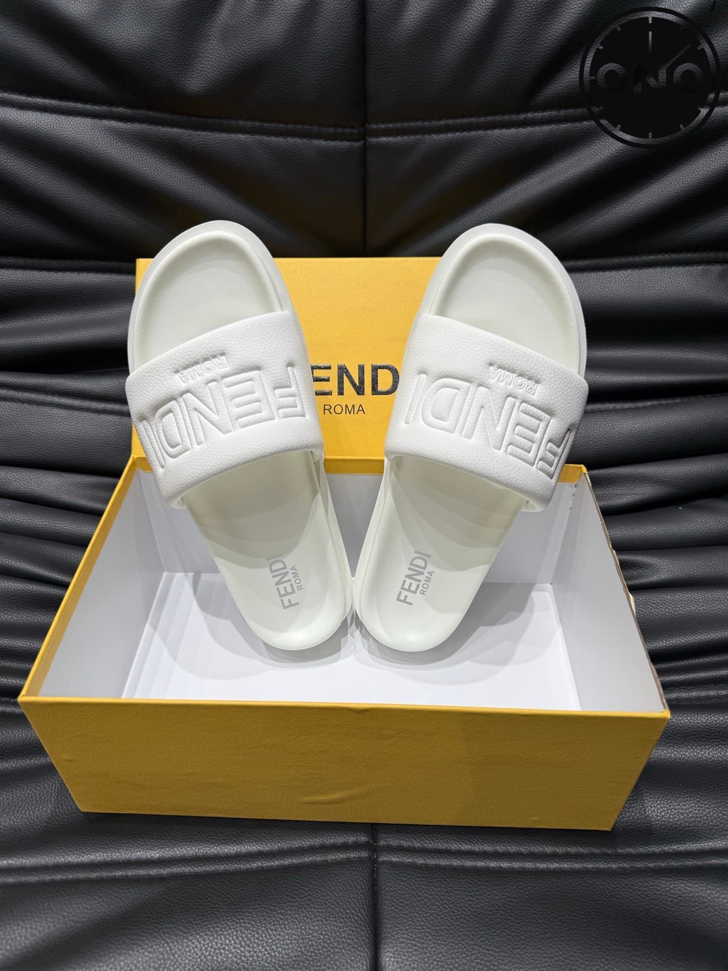 fendi-slippers_36_3.jpg