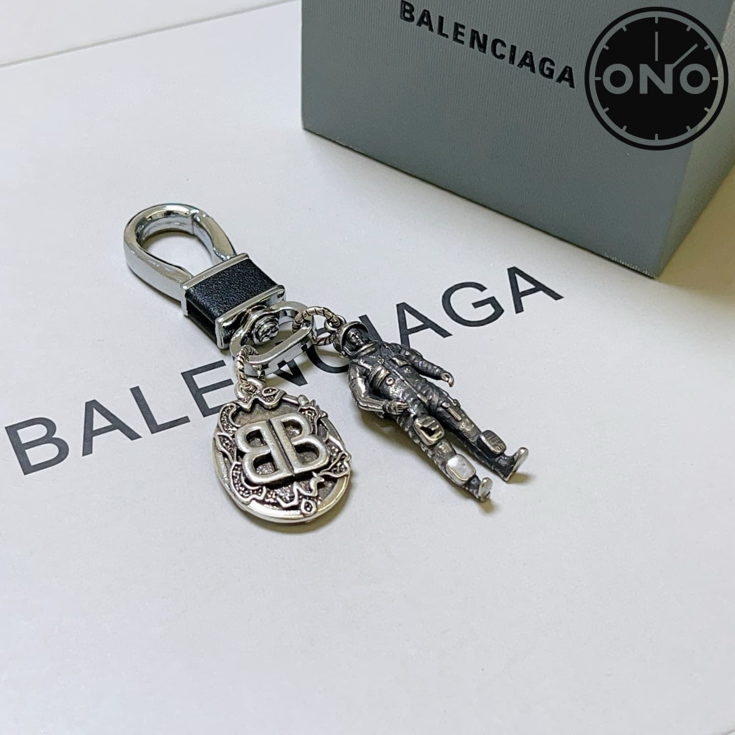 balenciaga-clasp_48_5.jpg