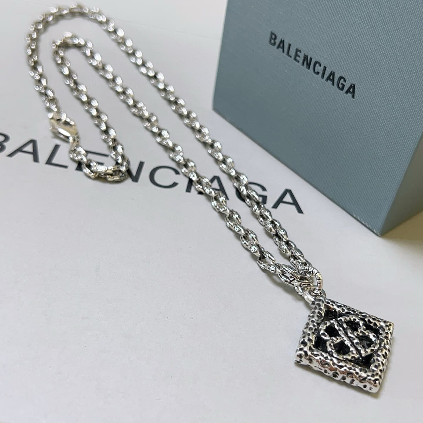 balenciaga-necklace_5_5.jpg