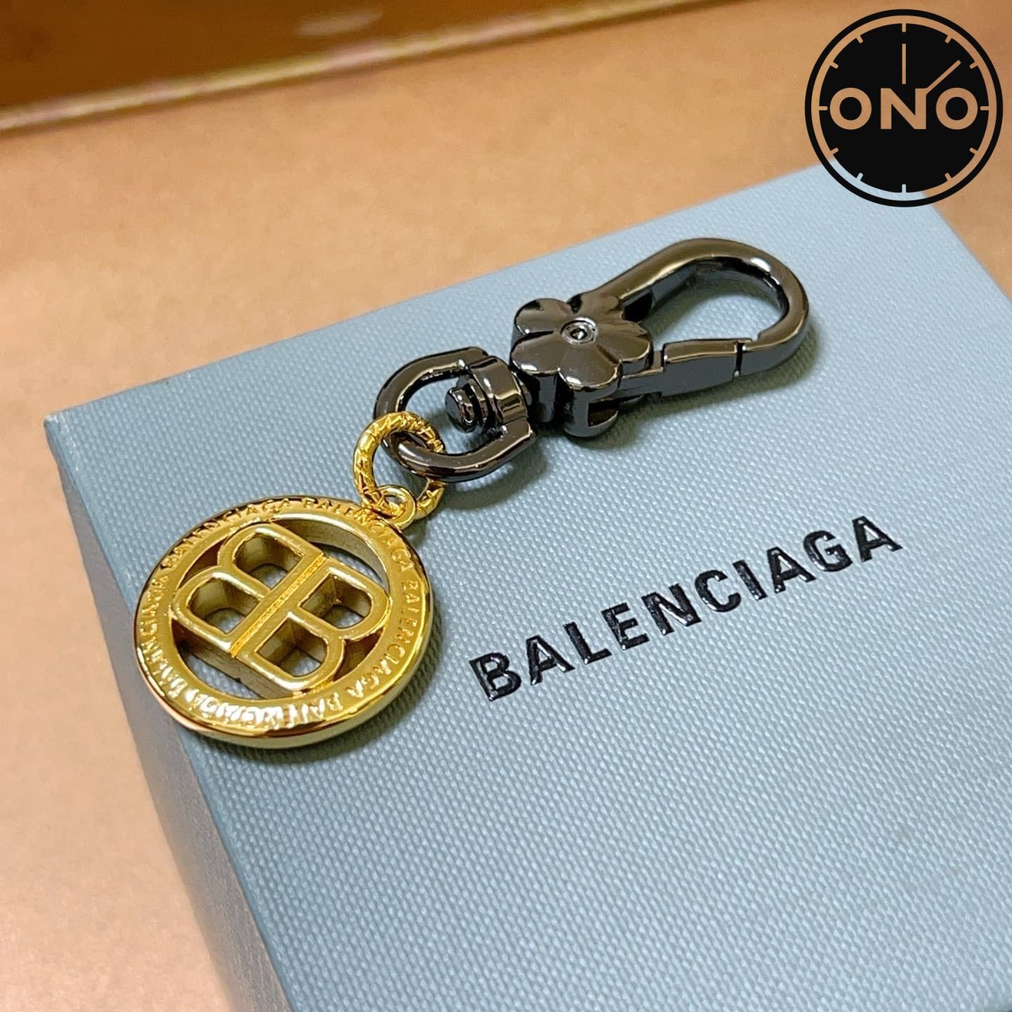 balenciaga-clasp_69_1.jpg