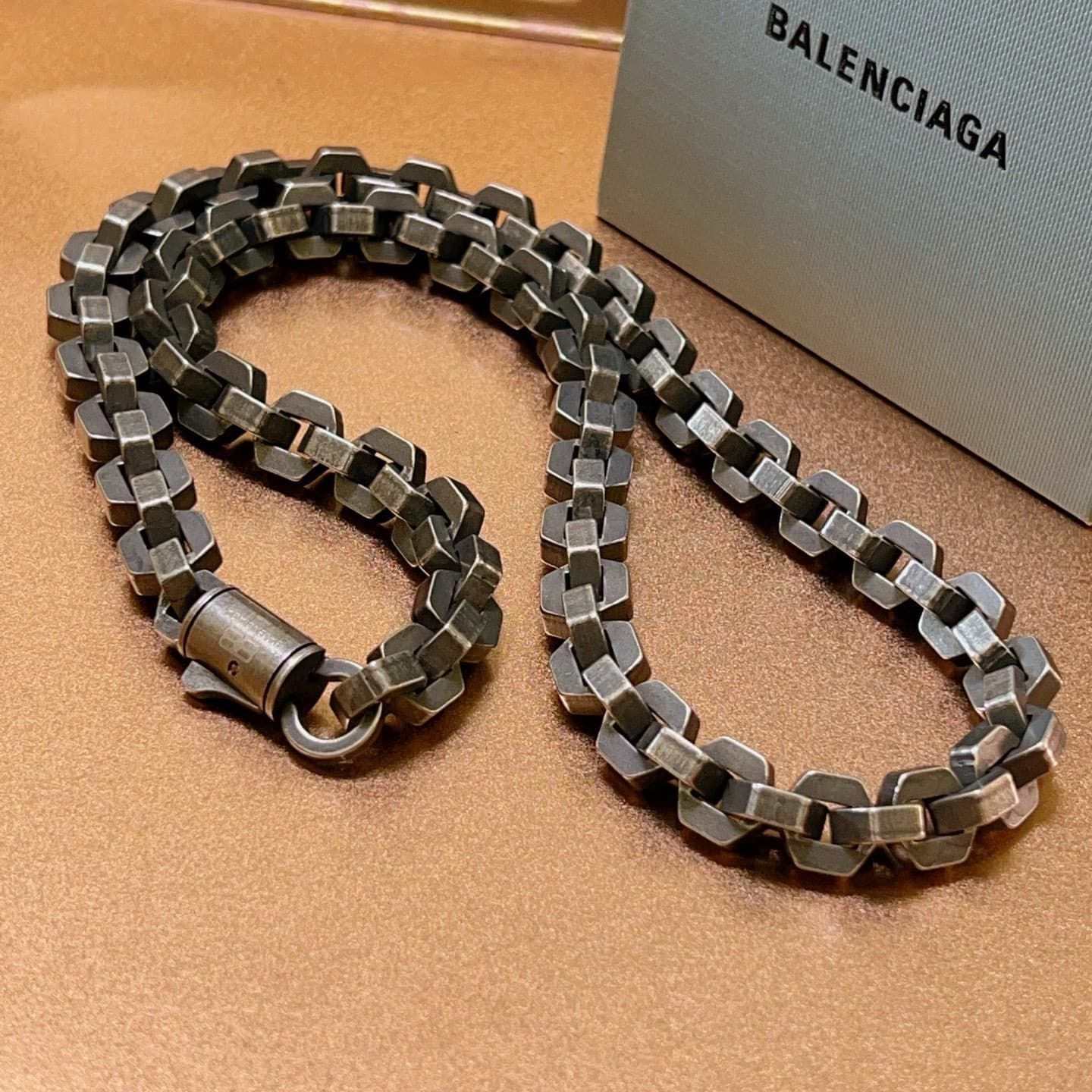 balenciaga-necklace_38_1.jpg