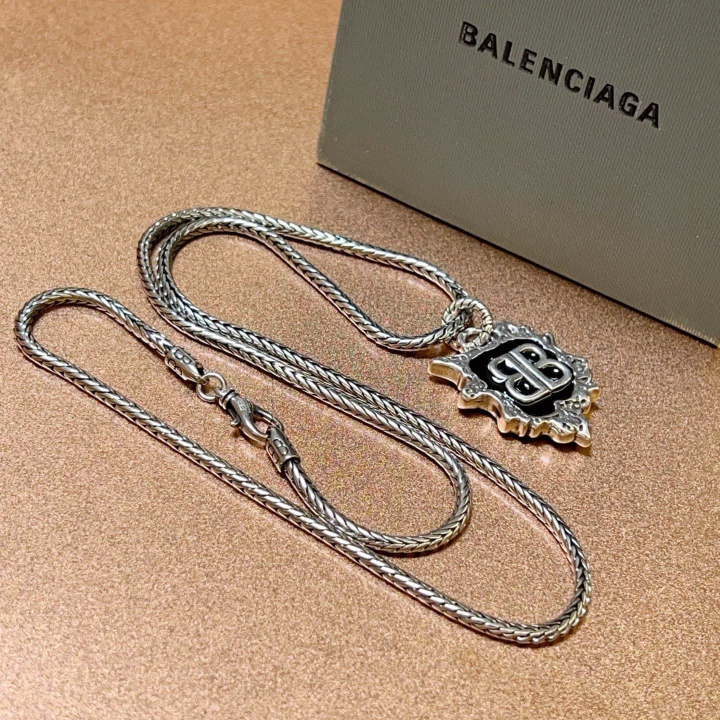 balenciaga-necklace_2_2.jpg
