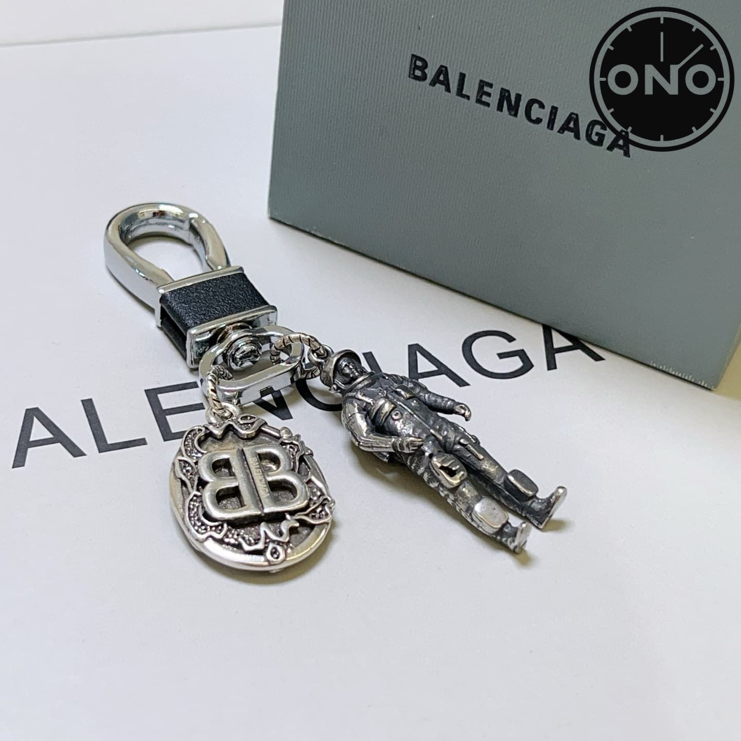 balenciaga-clasp_48_1.jpg