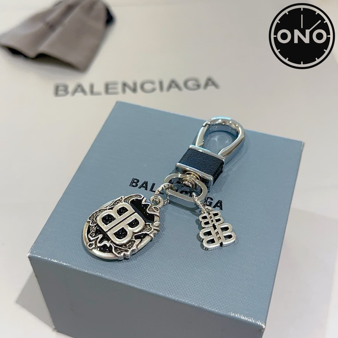 balenciaga-clasp_83_1.jpg