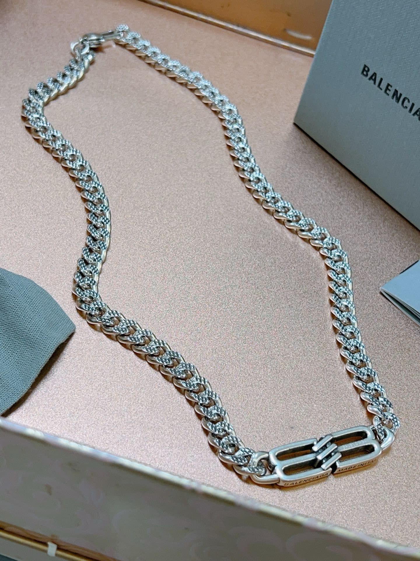 balenciaga-necklace_14_1.jpg