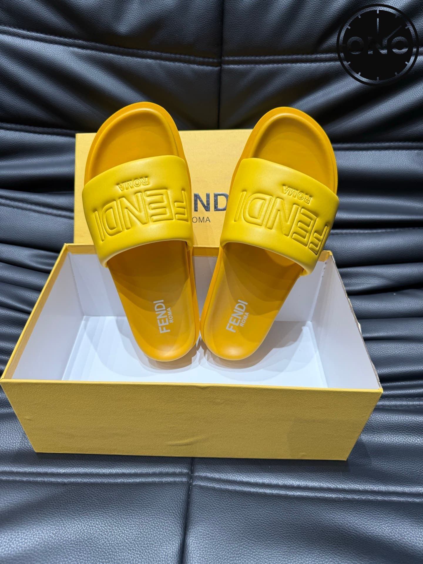 fendi-slippers_35_3.jpg