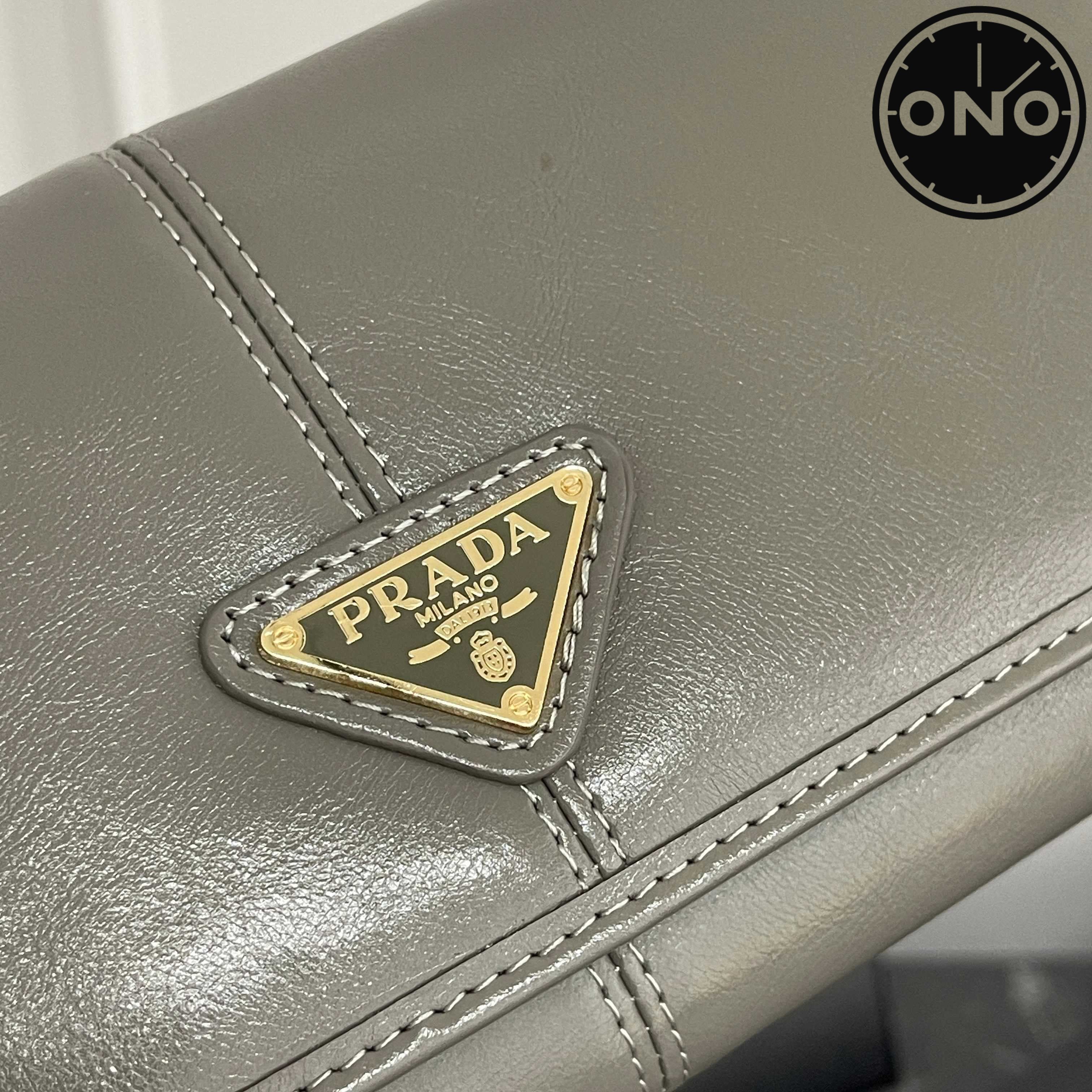 prada_wallet_3_4.jpg