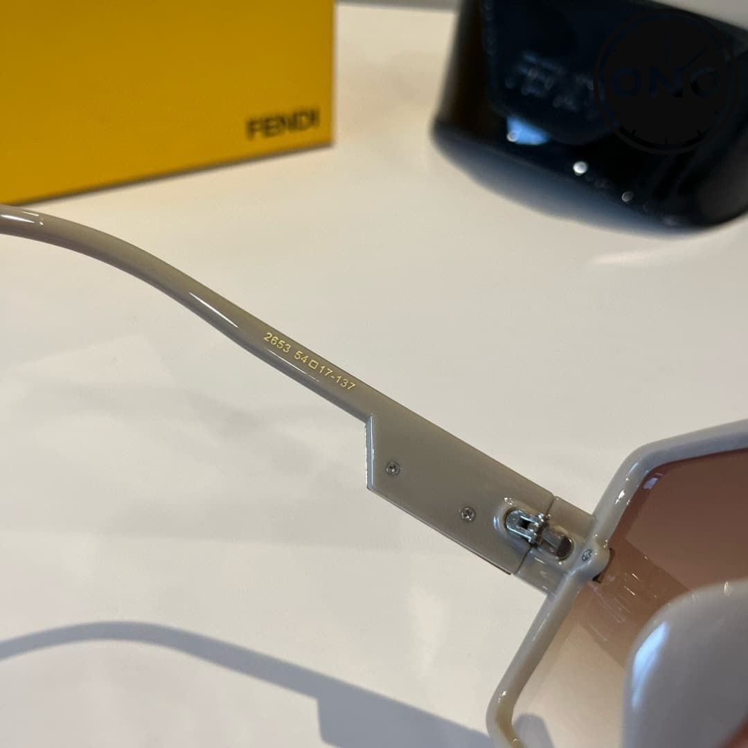 fendi-glasses_17_8.jpg