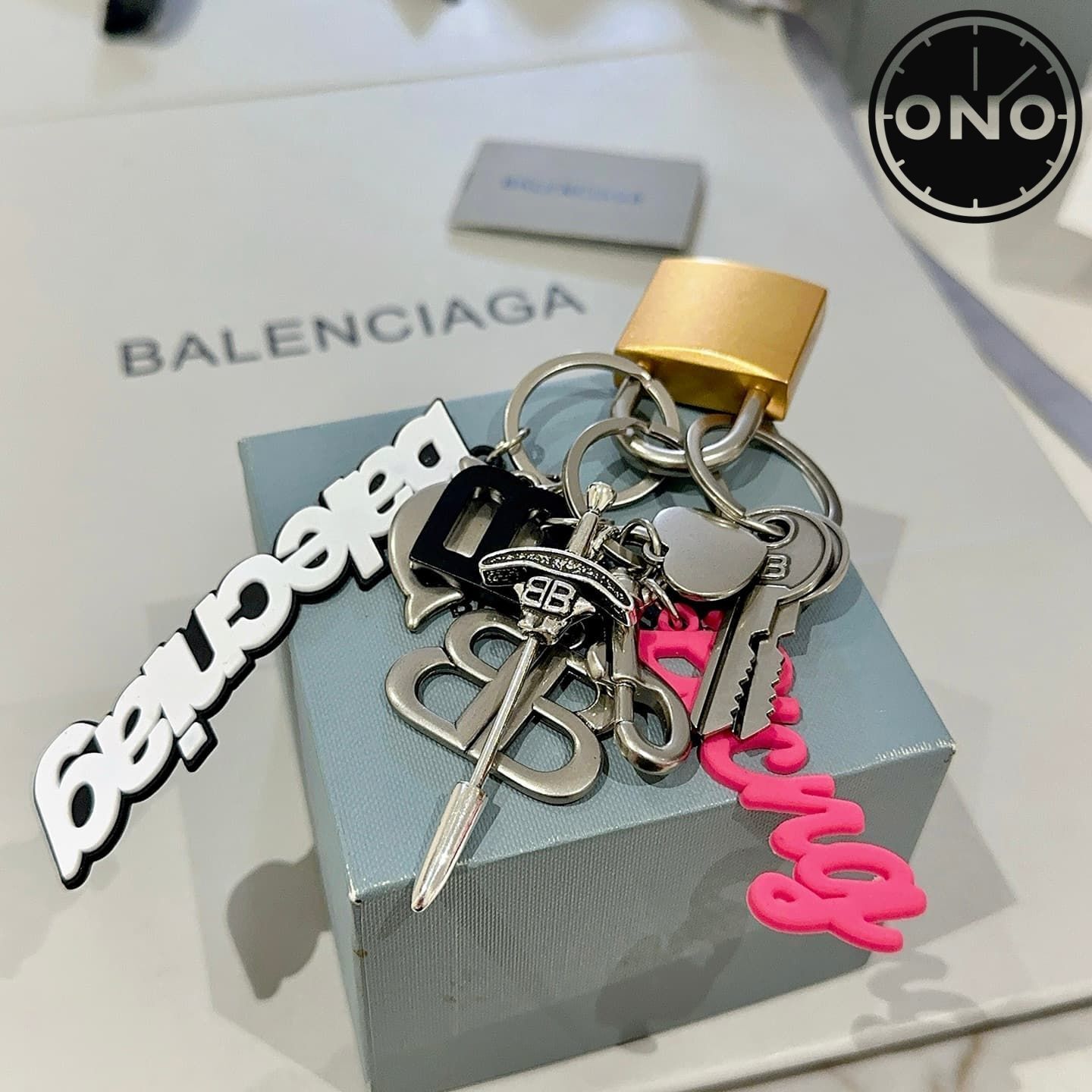 balenciaga-clasp_54_2.jpg