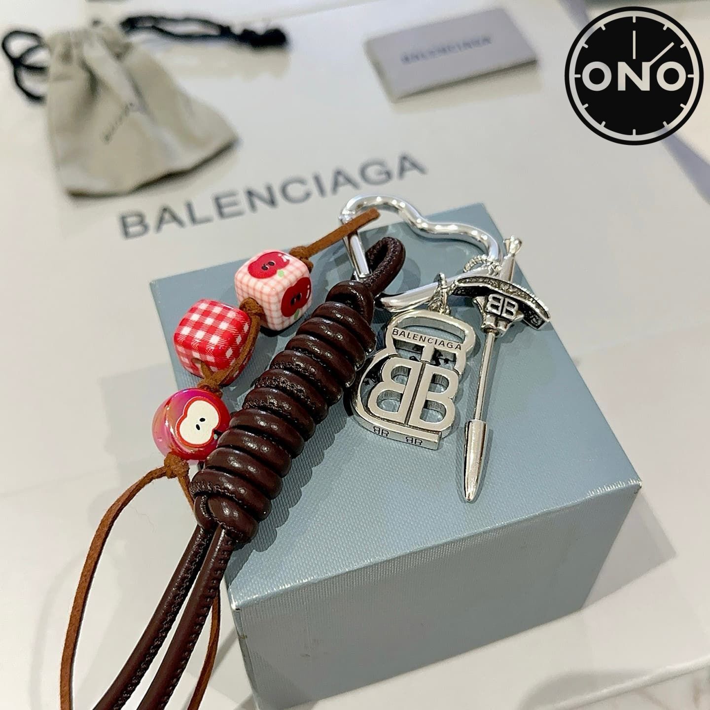 balenciaga-clasp_53_2.jpg