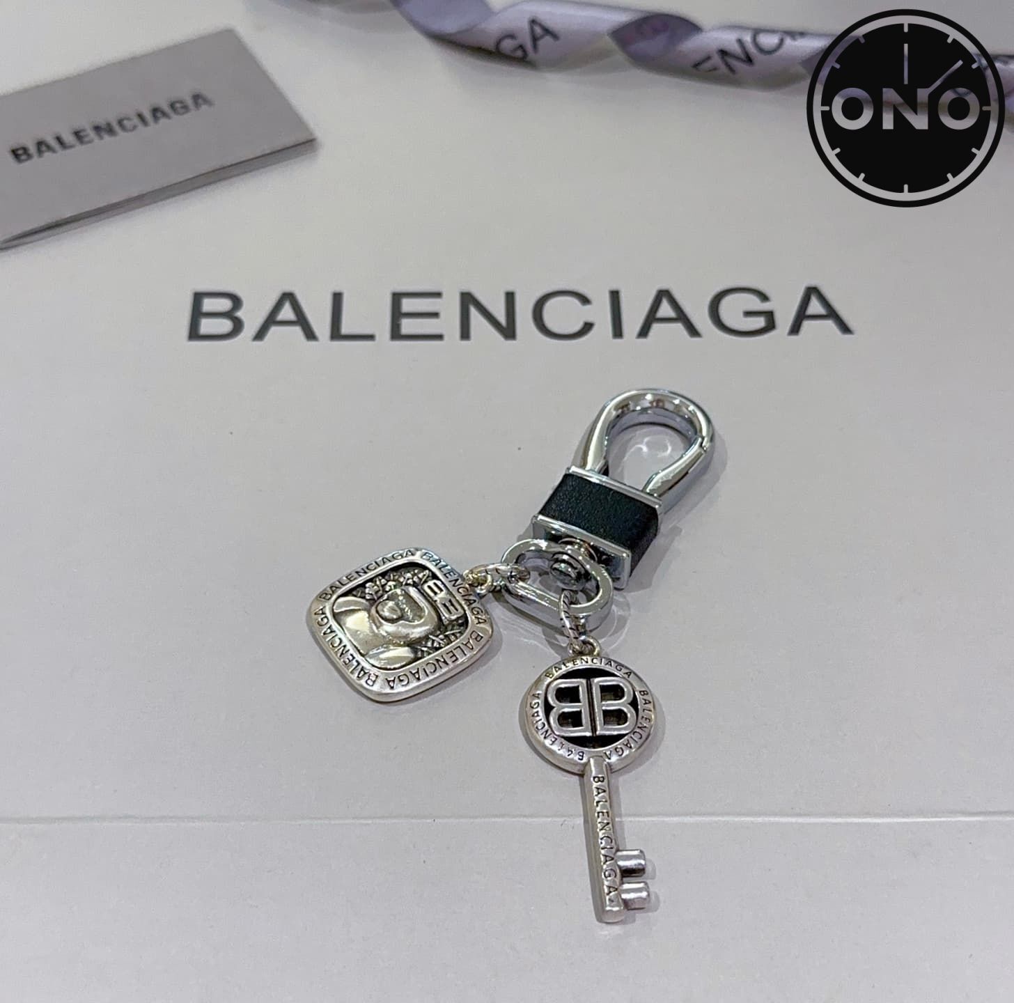 balenciaga-clasp_84_2.jpg
