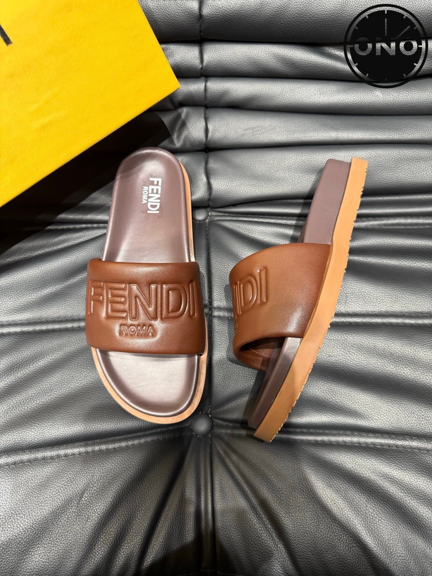 fendi-slippers_40_1.jpg