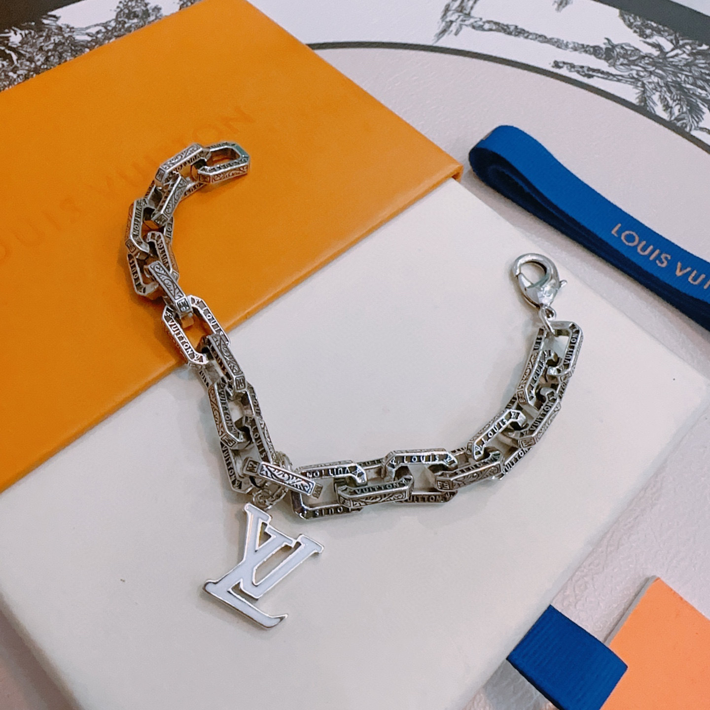 lv-bracelet_14_2.jpg