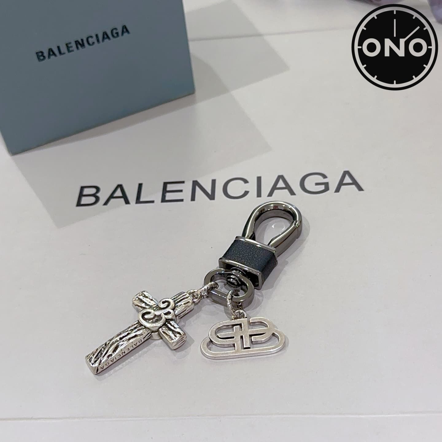 balenciaga-clasp_80_2.jpg