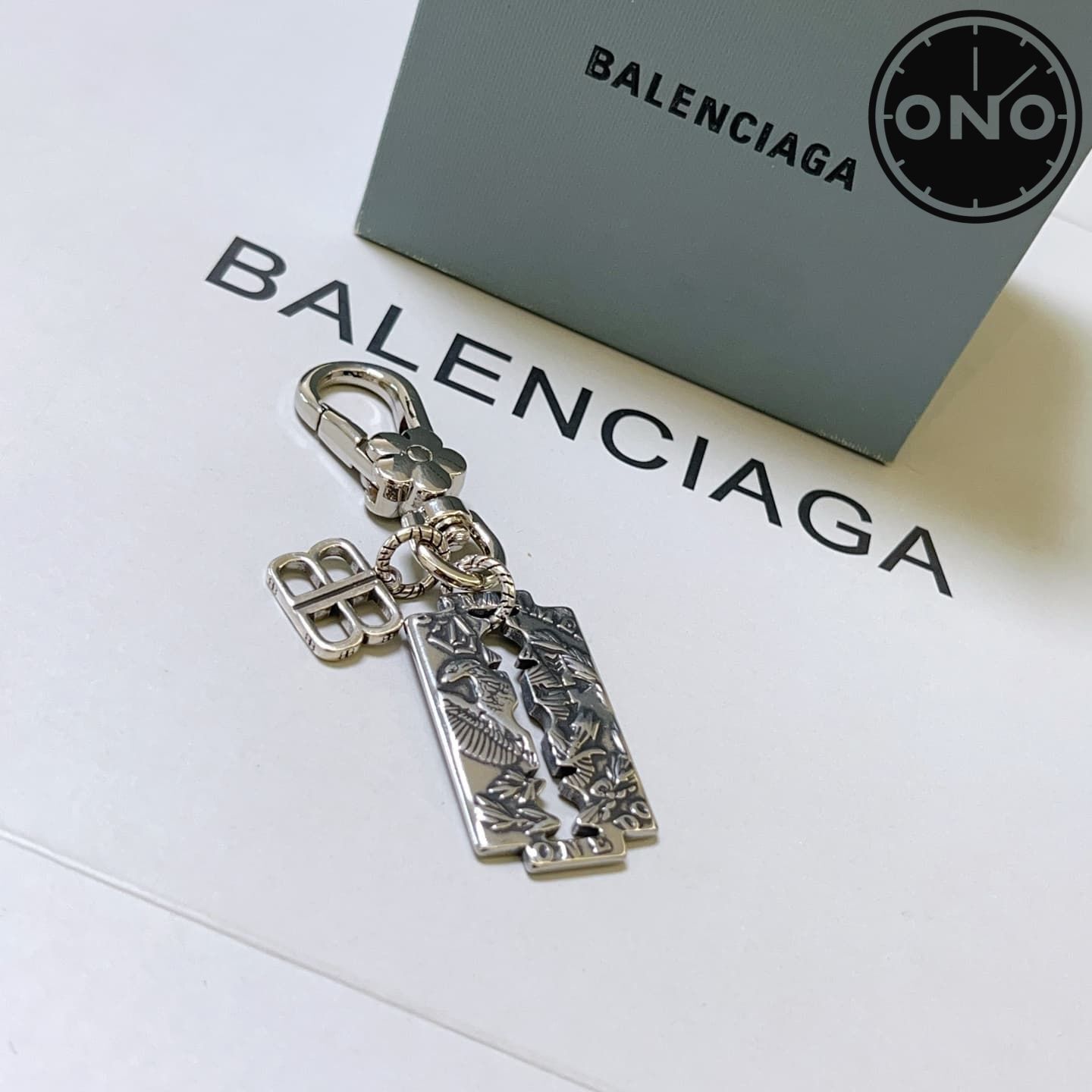 balenciaga-clasp_68_3.jpg