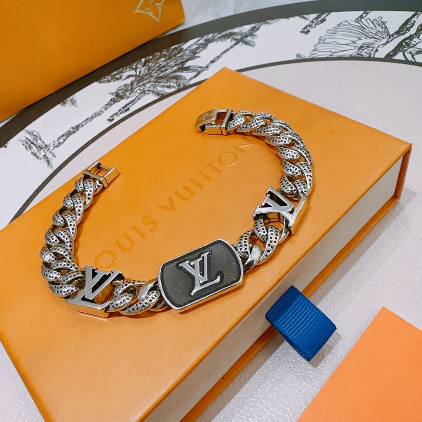 lv-bracelet_25_2.jpg