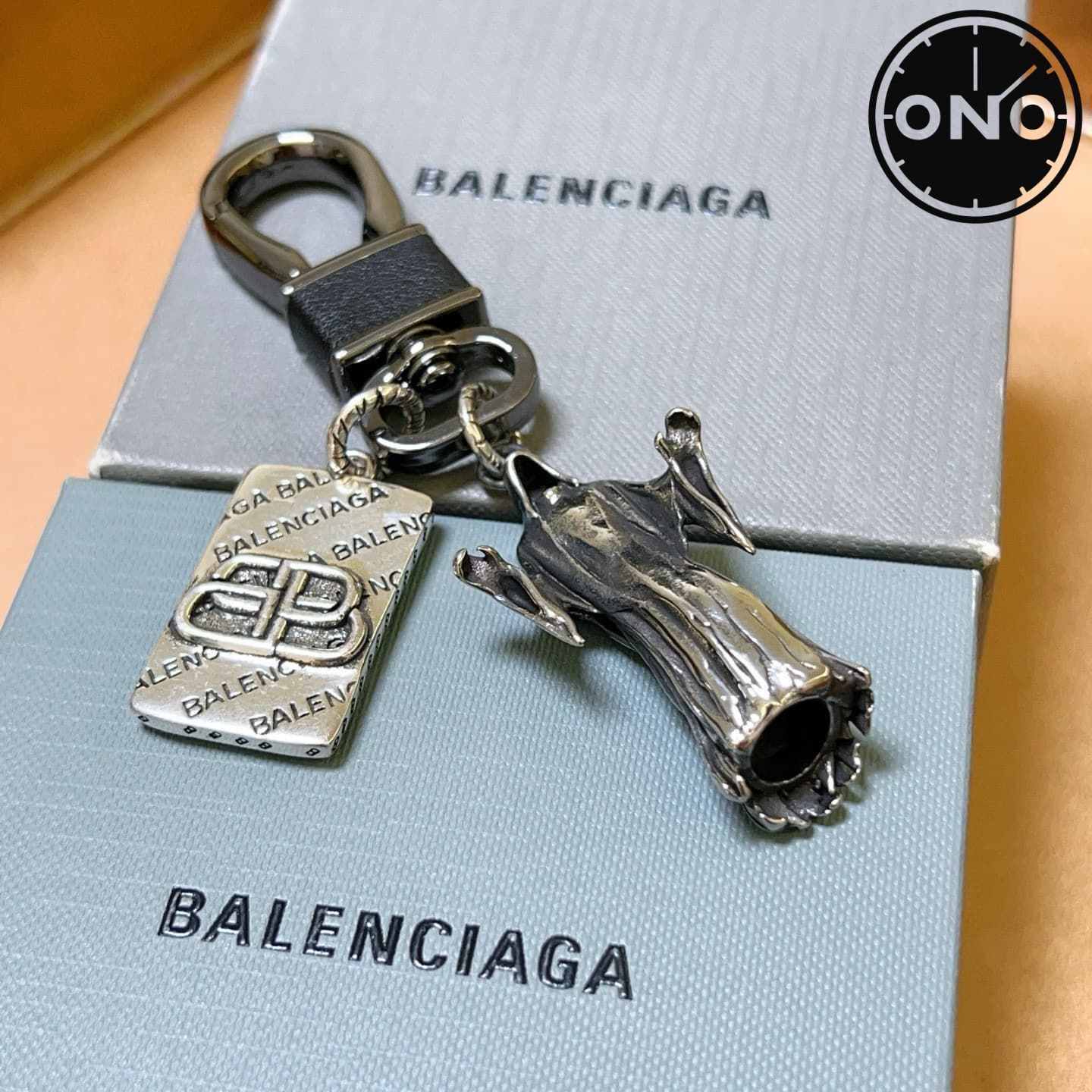 balenciaga-clasp_46_3.jpg