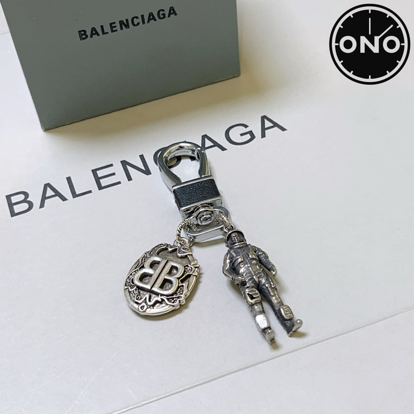 balenciaga-clasp_48_4.jpg