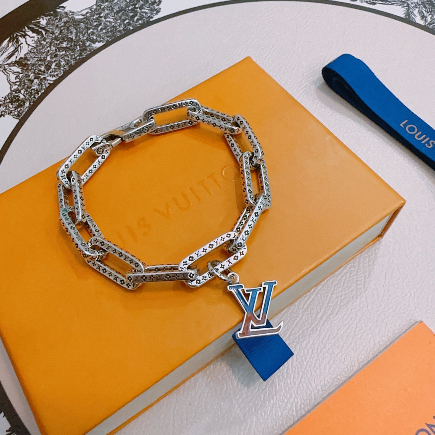 lv-bracelet_12_7.jpg