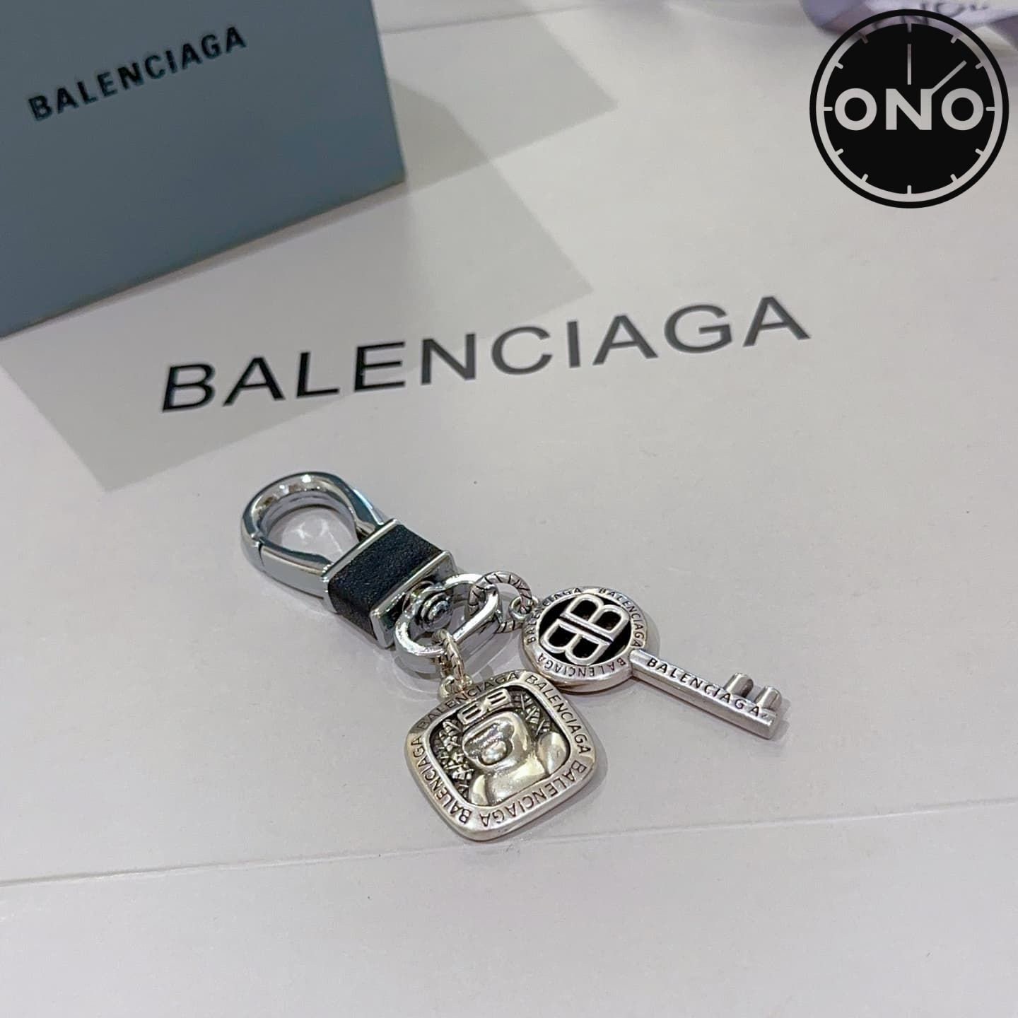 balenciaga-clasp_84_3.jpg