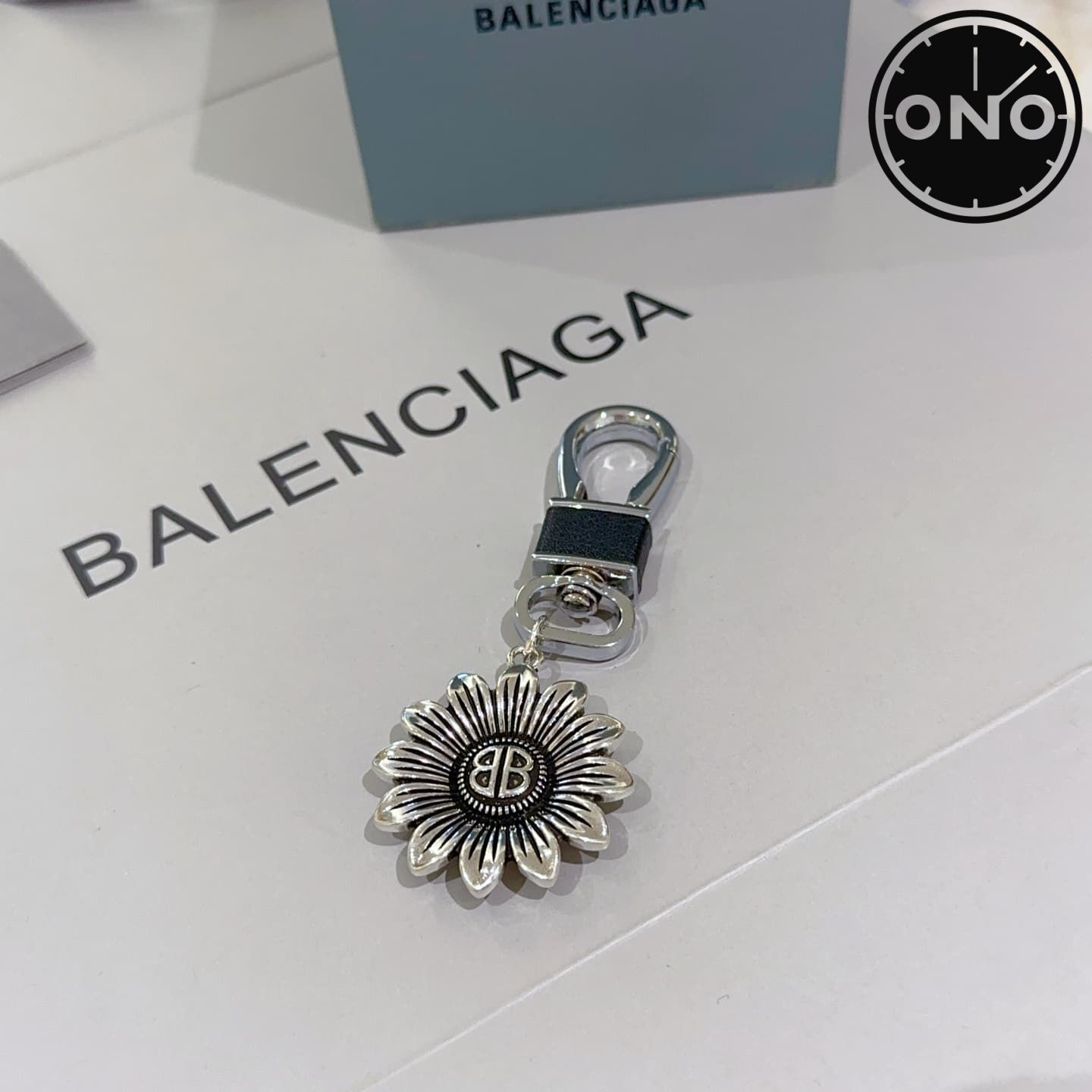 balenciaga-clasp_82_2.jpg