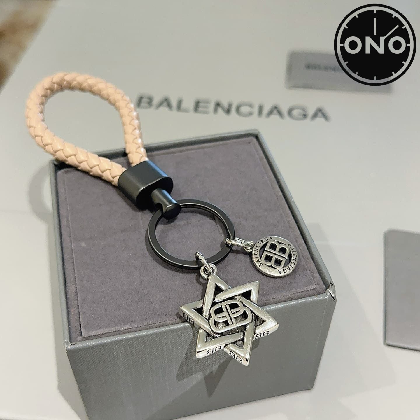 balenciaga-clasp_73_2.jpg