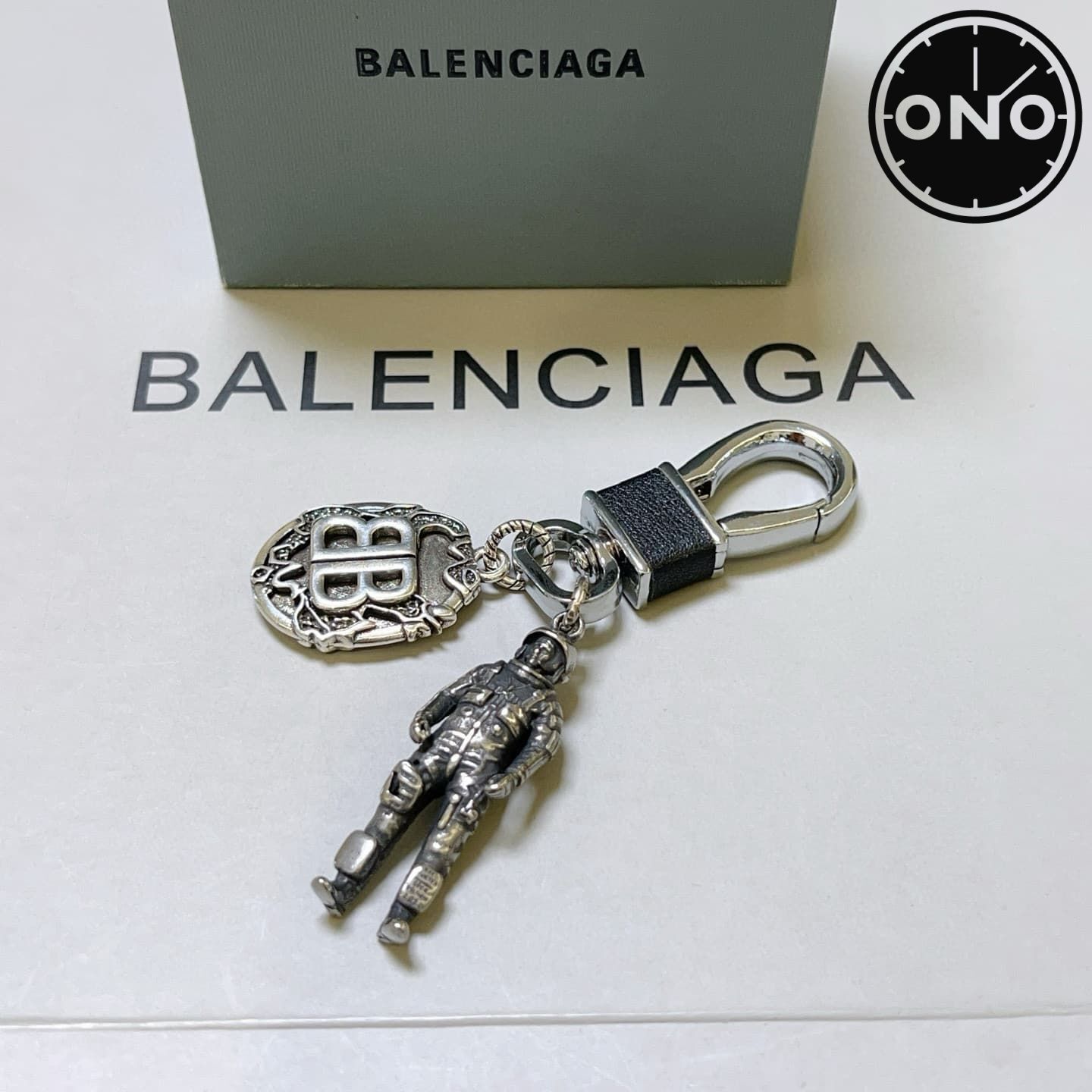 balenciaga-clasp_48_3.jpg