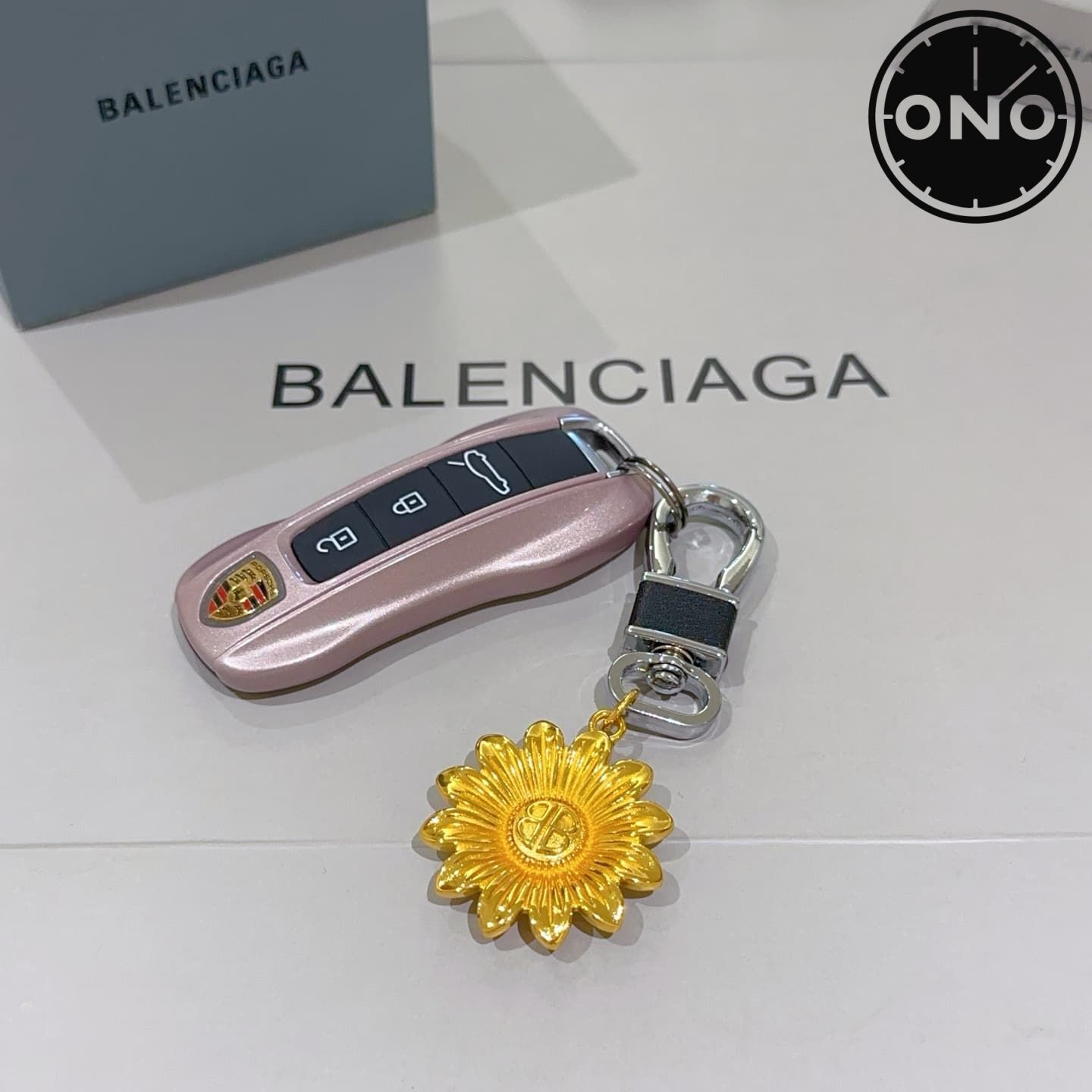 balenciaga-clasp_79_1.jpg