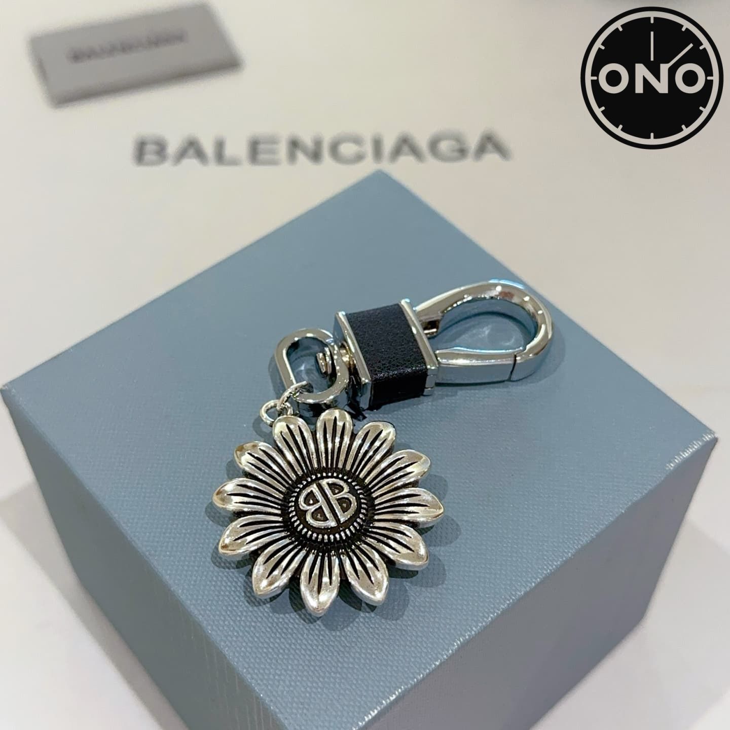 balenciaga-clasp_82_1.jpg