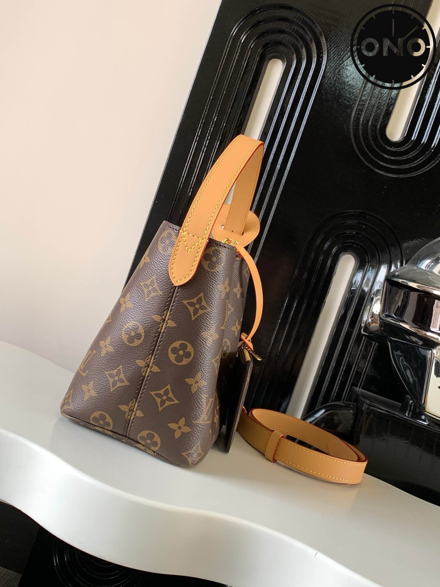 lv_womens_47_6.jpg