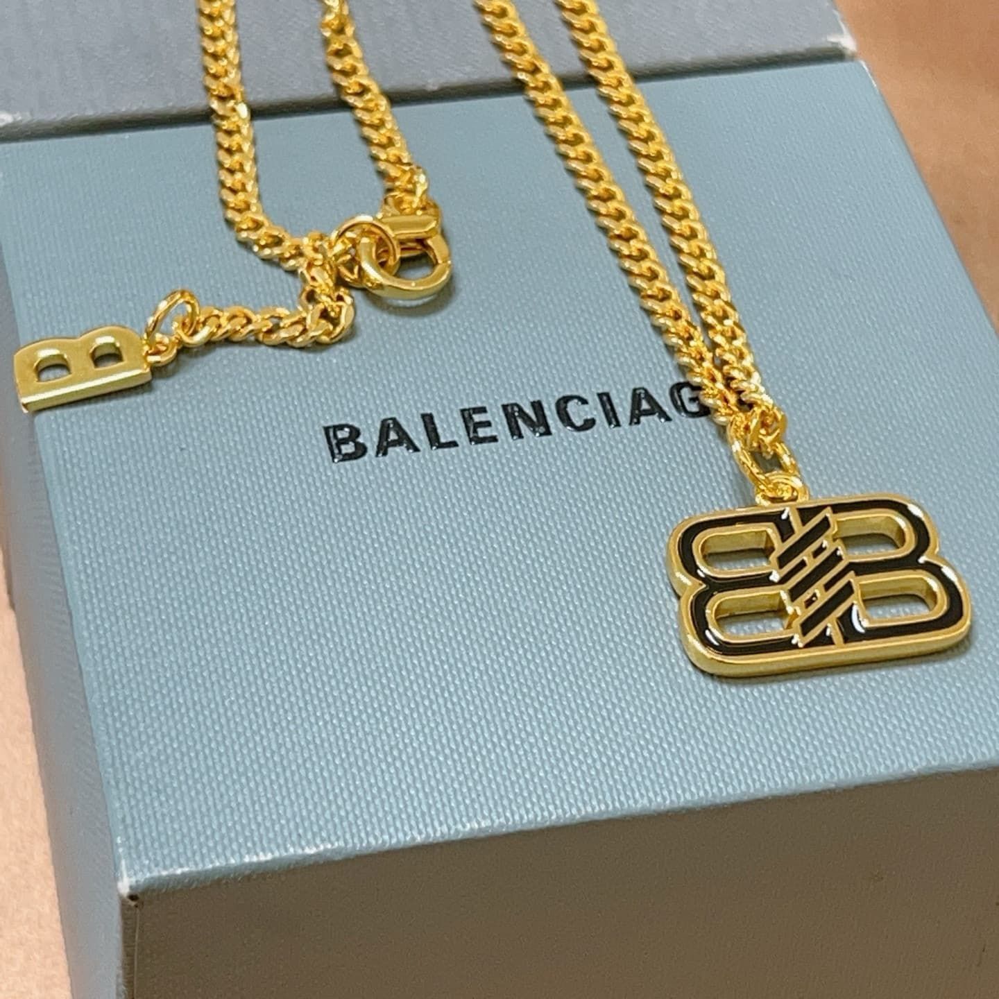 balenciaga-necklace_1_2.jpg