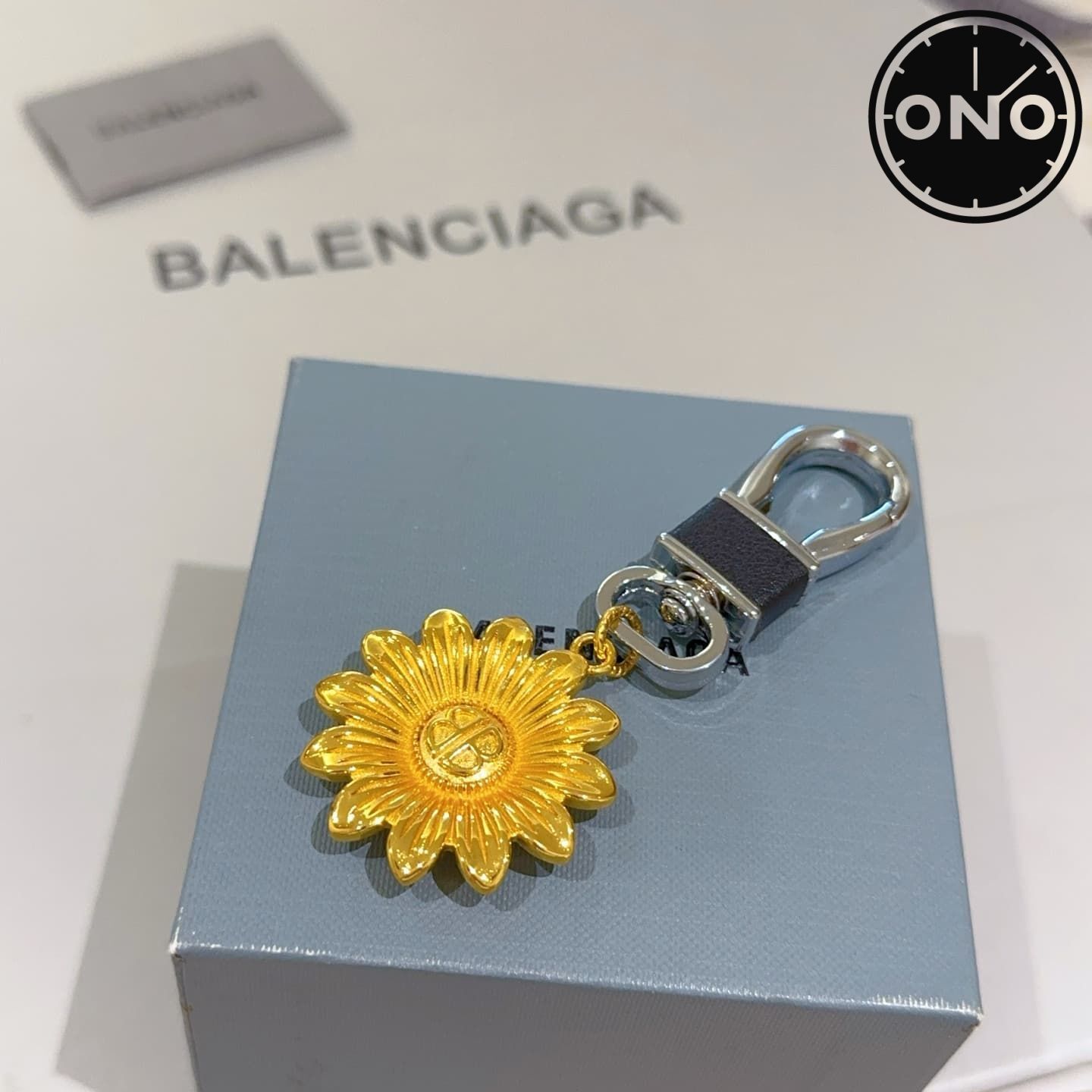 balenciaga-clasp_79_2.jpg