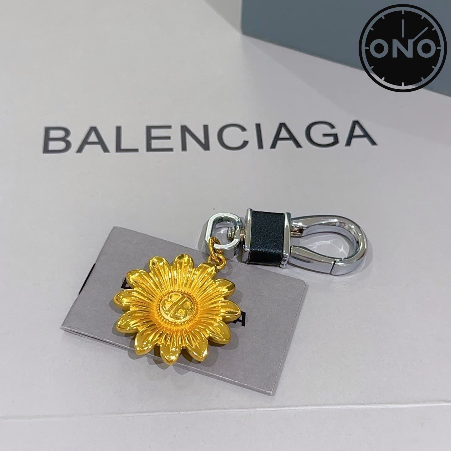 balenciaga-clasp_79_3.jpg