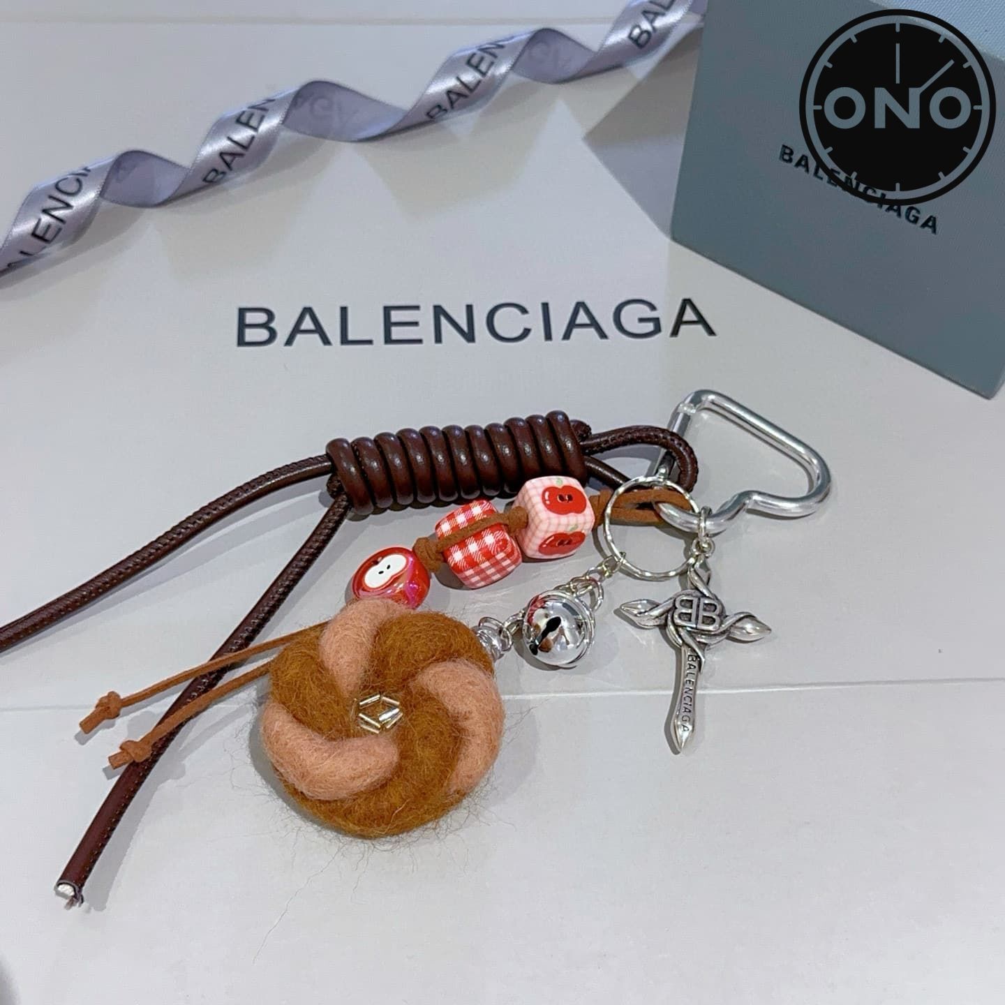 balenciaga-clasp_27_1.jpg
