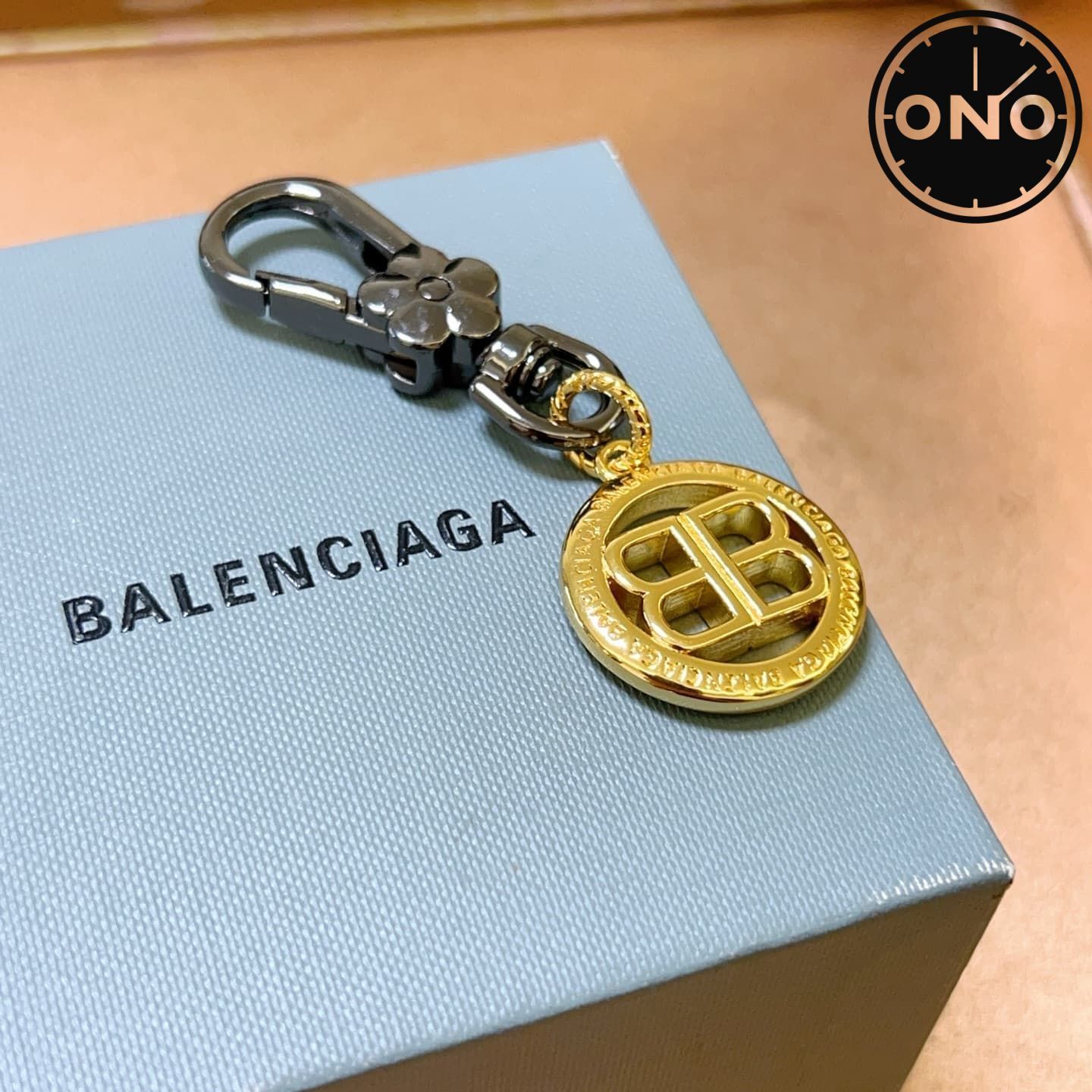 balenciaga-clasp_69_5.jpg