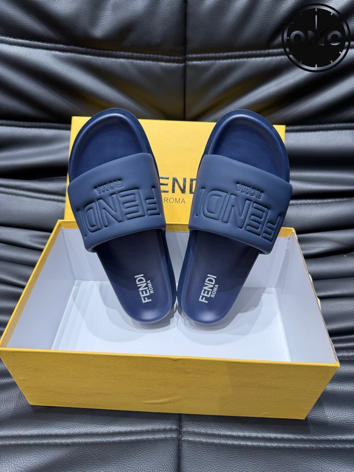 fendi-slippers_38_3.jpg