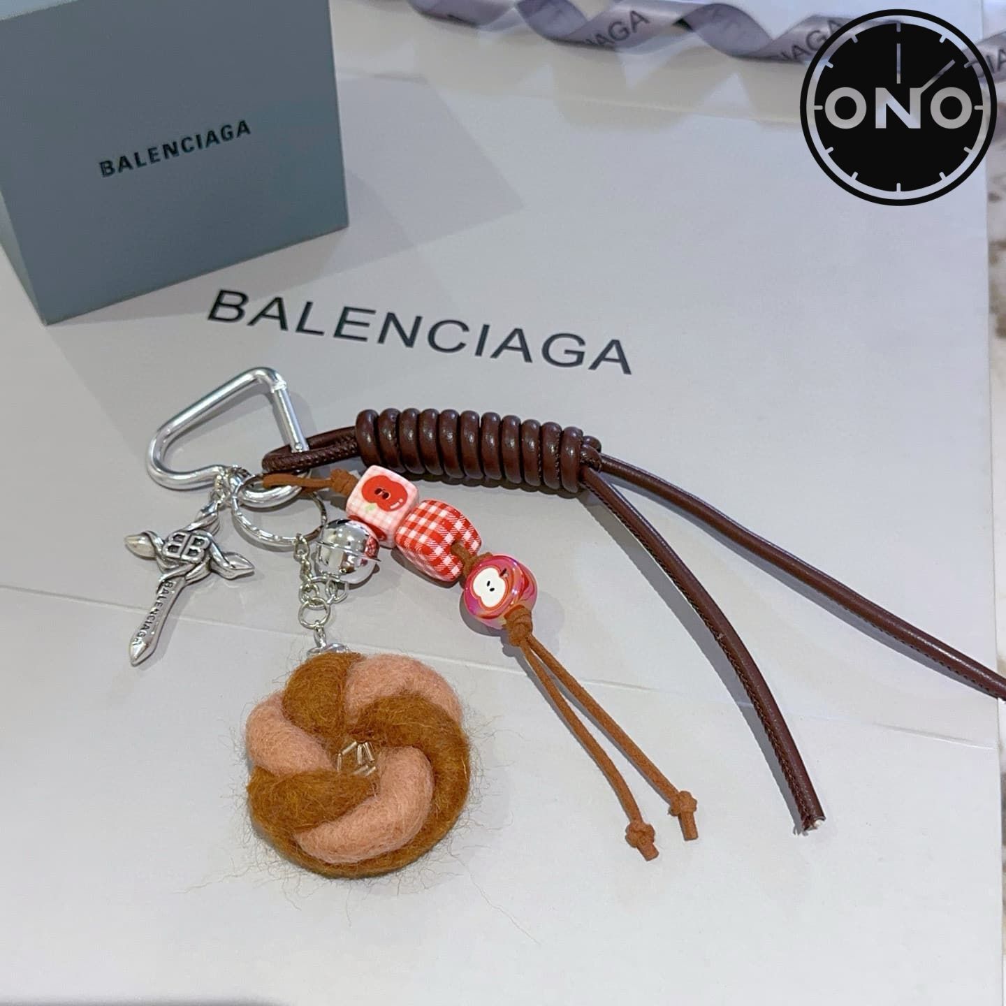 balenciaga-clasp_27_2.jpg