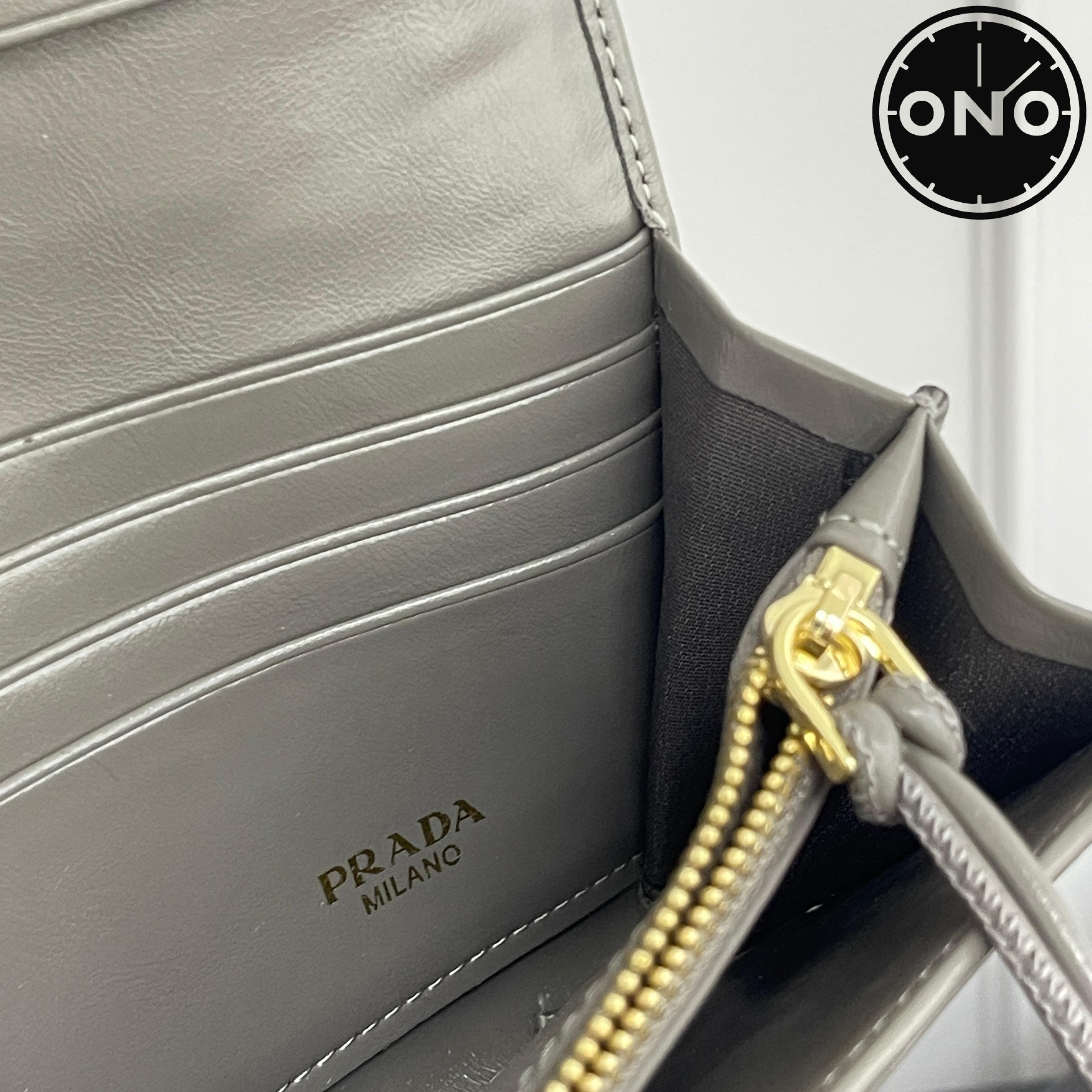 prada_wallet_3_8.jpg