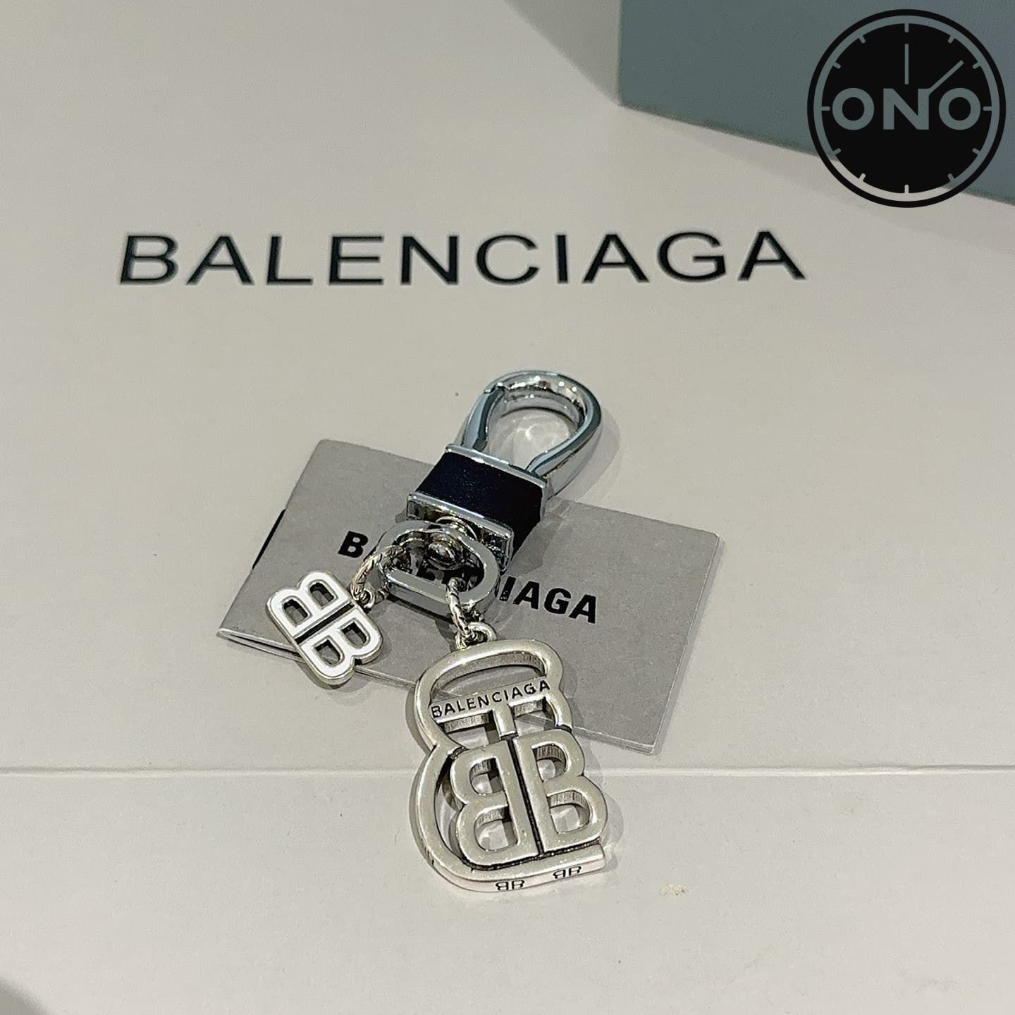 balenciaga-clasp_77_3.jpg