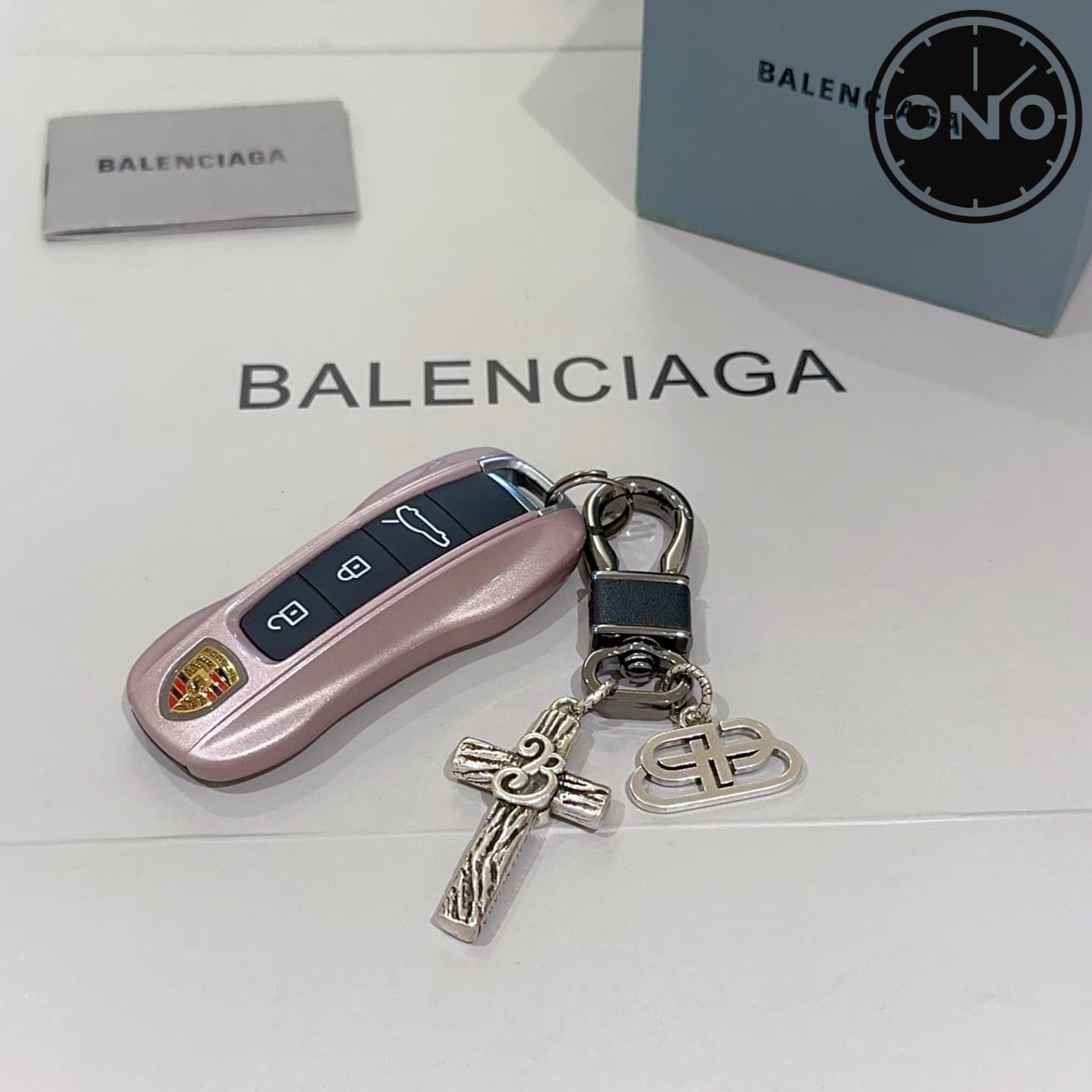 balenciaga-clasp_80_1.jpg
