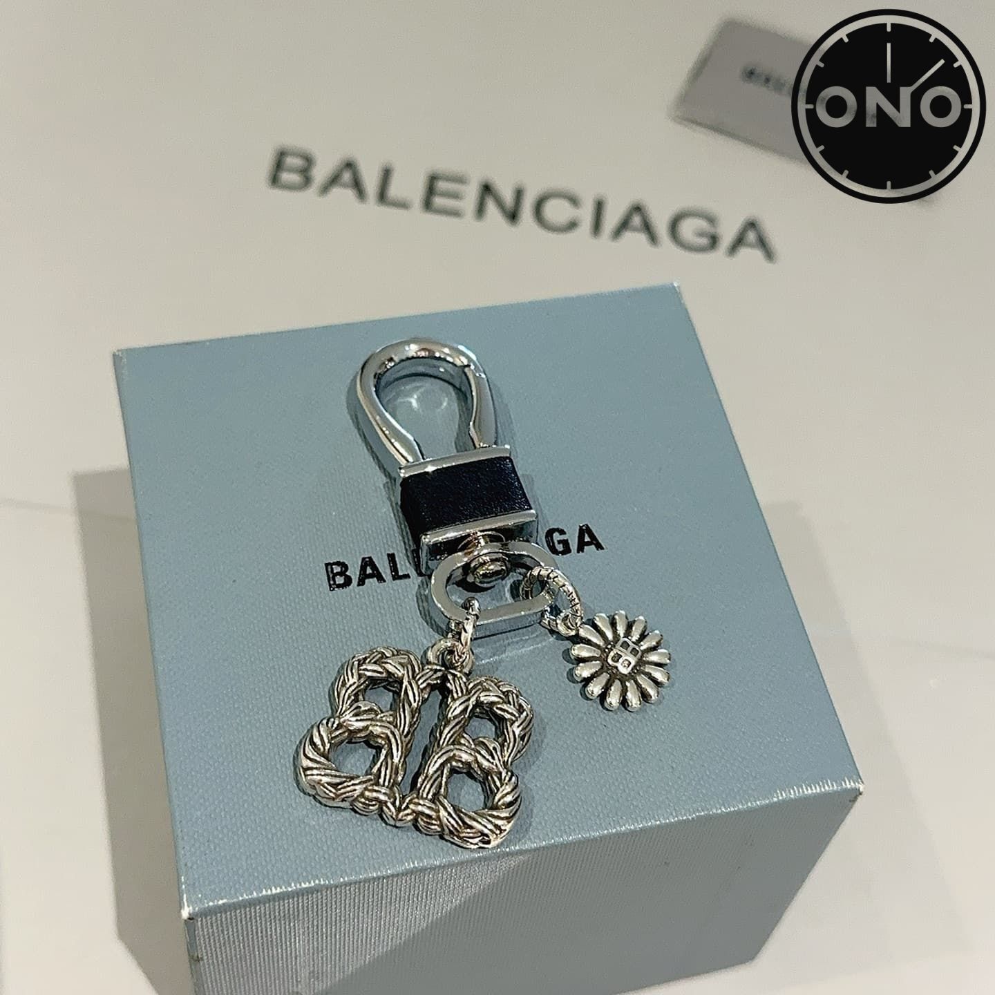 balenciaga-clasp_76_1.jpg