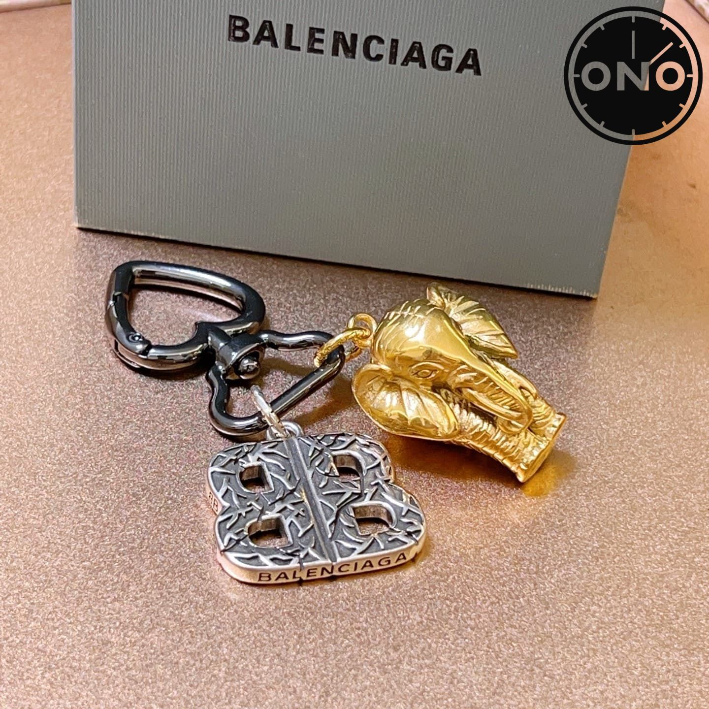 balenciaga-clasp_67_4.jpg
