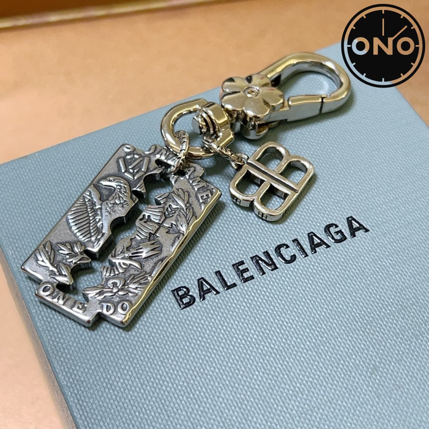 balenciaga-clasp_68_4.jpg