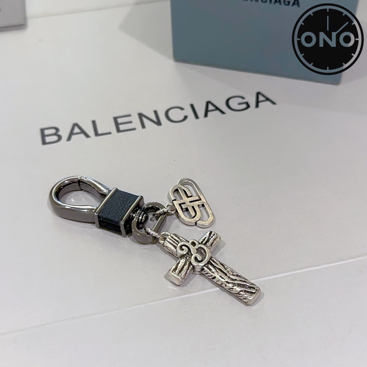 balenciaga-clasp_80_4.jpg